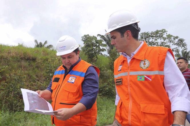 Cinco dias após a queda de parte da ponte do Rio Moju, na Alça Viária (Região Metropolitana de Belém), o governador Helder Barbalho visitou o local na manhã desta quinta-feira (11), para ver o andamento das ações realizadas e debater maneiras de executar, o mais rápido possível, as obras de retirada dos escombros e instalação de balsas no rio, que viabilizarão a travessia de veículos.

FOTO: MARCO SANTOS / AGÊNCIA PARÁ
DATA: 11.04.2019
MOJU - PA <div class='credito_fotos'>Foto: Marco Santos / Ag. Pará   |   <a href='/midias/2019/originais/efe13327-6539-4618-8418-dab2b1ac4d50.jpg' download><i class='fa-solid fa-download'></i> Download</a></div>