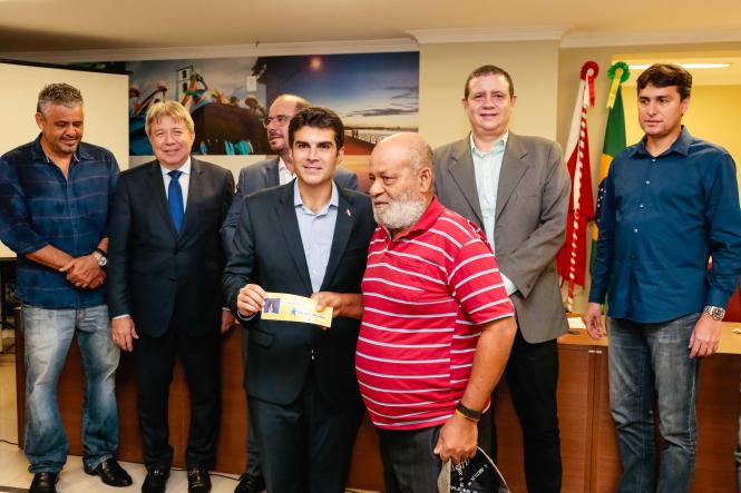 Quinze famílias, vítimas de incêndios em Belém, receberam das mãos do governador Helder Barbalho Cheques Moradia nesta quinta-feira (21). As famílias são oriundas dos bairros do Jurunas, Val-de-Cans, Guamá e Telegrafo. Além das 15 famílias, mais dois idosos, que estão com moradia com risco de desabamento, também receberam o benefício.

FOTO: MARCELO SEABRA / AGÊNCIA PARÁ
DATA: 21.02.2019
BELÉM - PA <div class='credito_fotos'>Foto: Marcelo Seabra / Ag. Pará   |   <a href='/midias/2019/originais/f0261de5-acde-4b24-b7bb-3587656d36a7.jpg' download><i class='fa-solid fa-download'></i> Download</a></div>