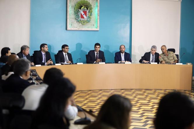 Para prevenir tragédias ambientais semelhantes as que ocorreram em Mariana, em 2015, e em Brumadinho, na semana passada, ambas no Estado de Minas Gerais, o governador Helder Barbalho instituiu, na manhã desta segunda-feira (28), no Palácio do Governo, um Grupo de Trabalho (GT) formado por órgãos das diferentes esferas e que têm interesse na questão. O coletivo pretende analisar as atuais condições das 91 barragens de mineração existentes no Pará e estudar mecanismos para o estabelecimento de um plano estadual de prevenção a desastres ambientais.

FOTO: MARCO SANTOS
DATA: 28.01.2019
BELÉM - PARÁ <div class='credito_fotos'>Foto: MARCO SANTOS   |   <a href='/midias/2019/originais/f0605027-55bb-4063-b914-427071f7cb92.jpg' download><i class='fa-solid fa-download'></i> Download</a></div>