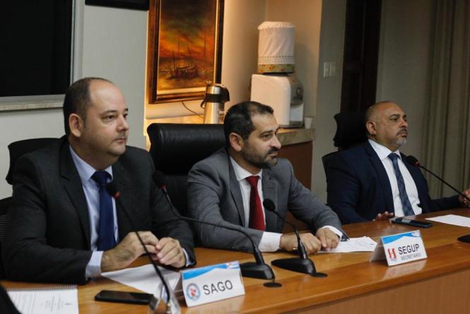 O secretário Extraordinário de Estado para Assuntos Penitenciários, Jarbas Vasconcelos e o diretor-geral  Penitenciário da Susipe, coronel Mauro Matos, participaram, na manhã desta terça-feira (9/4), de uma reunião com membros do Comitê Integrado de Gestores da Segurança Pública (CIGESP), na sede da Secretaria de Estado de Segurança Pública e Defesa Social (Segup). 

FOTO: AKIRA ONUMA/SUSIPE
DATA: 09.04.2019
BELÉM - PARÁ <div class='credito_fotos'>Foto: Akira Onuma / Ascom Susipe   |   <a href='/midias/2019/originais/f060e5ee-06e4-483e-a566-df4227458402.jpg' download><i class='fa-solid fa-download'></i> Download</a></div>