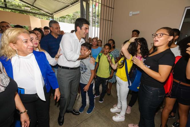 O Governo do Estado, por meio da Secretaria de Estado de Educação (Seduc), entregou mais uma escola totalmente reformada e ampliada para melhor comodidade de professores e alunos. Com mais de 1 mil alunos matriculados nos três turnos, a Escola Estadual de Ensino Fundamental e Médio Jarbas Passarinho, em Belém, iniciou o ano letivo com a entrega da obra de reforma e ampliação de todo o complexo da instituição. A reinauguração do espaço aconteceu na manhã de hoje, 21, com a presença do governador Helder Barbalho, do vice-governador Lúcio Vale, da secretária de educação, professora Leila Freire e de diversas autoridades.

FOTO: WAGNER SANTANA AGÊNCIA / PARÁ
DATA: 21.02.2019
BELÉM - PA <div class='credito_fotos'>Foto: Wagner Santana / Ag. Pará   |   <a href='/midias/2019/originais/f06303e8-31f0-43cb-b17c-d7ad903c3819.jpg' download><i class='fa-solid fa-download'></i> Download</a></div>