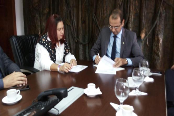 Um convênio assinado entre a Empresa de Assistência Técnica e Extensão Rural do Estado do Pará (Emater) e o Banco da Amazônia, na segunda-feira (8), vai incentivar a agricultura familiar, possibilitando maior aproximação das famílias produtoras as políticas institucionais de assistência técnica e ao crédito rural. O convênio, que inicialmente tem dois anos, poderá ser renovado por igual período.

FOTO: ASCOM / EMATER
DATA: 09.04.3019
BELÉM - PA <div class='credito_fotos'>Foto: ASCOM / EMATER   |   <a href='/midias/2019/originais/f07918b4-3861-482f-afe2-745ab7cdaedb.jpg' download><i class='fa-solid fa-download'></i> Download</a></div>