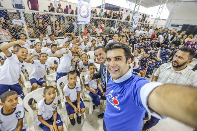 Educação foi a área priorizada em Redenção, no sul do Pará, pela agenda do programa Governo por Todo o Pará, iniciativa de descentralização da gestão estadual que leva para diferentes regiões do Estado, obras e serviços e dá voz às populações locais. A comitiva estadual chegou à cidade no fim da tarde da sexta-feira (5), depois de cumprir agenda em Marabá, Conceição do Araguaia e Bannach.

FOTO: MARCO SANTOS / AGÊNCIA PARÁ
DATA: 06.04.2019
REDENÇÃO - PA <div class='credito_fotos'>Foto: Marco Santos / Ag. Pará   |   <a href='/midias/2019/originais/f0aec953-83ce-41dd-bb07-7f948d029c8e.jpg' download><i class='fa-solid fa-download'></i> Download</a></div>