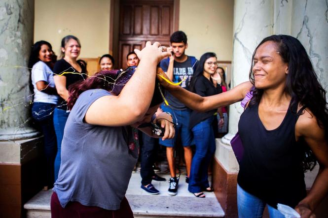 Em meio a batucadas, cores e brilhos, ficaram conhecidos os 3.650 aprovados no Processo Seletivo (Prosel) 2019 da Universidade do Estado do Pará (Uepa), na manhã desta sexta (25). No pátio da Reitoria, candidatos, pais, amigos e professores aguardavam ansiosos, junto às emissoras de rádio que fazem a leitura dos nomes.

FOTO: NAILANA THIELY / ASCOM UEPA
DATA: 25.01.2019
BELÉM - PARÁ <div class='credito_fotos'>Foto: Fernando Araújo/Ag. Pará   |   <a href='/midias/2019/originais/f0bd601e-f507-4910-afea-a801f72df5e5.jpg' download><i class='fa-solid fa-download'></i> Download</a></div>