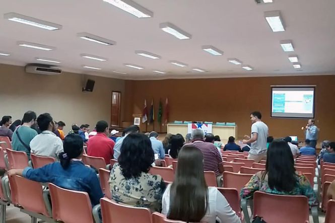 Dirigir o gerenciamento dos recursos hídricos e auxiliar o Estado na tomada de decisões, de forma participativa e transparente, são objetivos do Plano Estadual de Recursos Hídricos (PERH), que nesta terça-feira (30) teve mais uma contribuição da sociedade, durante a segunda consulta pública do processo de elaboração do documento, promovida pela Secretaria de Estado de Meio Ambiente e Sustentabilidade (Semas) no município de Santarém, no oeste do Pará.

FOTO: ASCOM / SEMAS
DATA: 01.05.2019
SANTARÉM - PARÁ <div class='credito_fotos'>Foto: ASCOM / SEMAS   |   <a href='/midias/2019/originais/f0d79967-f58e-4ec0-88ed-184945b2dacc.jpg' download><i class='fa-solid fa-download'></i> Download</a></div>