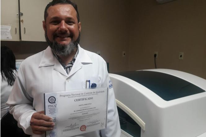 Pelo oitavo ano consecutivo, o Centro de Análises Clínicas (SAC) do Hospital Ophir Loyola foi classificado como excelente nas determinações das amostras-controle do ensaio de proficiência, pelo Programa Nacional de Controle de Qualidade (PNCQ). O Centro alcançou 91,94% dos resultados esperados em 12 meses.

FOTO: ASCOM HOL
DATA: 30.01.2019
BELÉM - PARÁ
 <div class='credito_fotos'>Foto: ASCOM HOL   |   <a href='/midias/2019/originais/f0da15a0-551c-47f4-a884-e8cb79aba6fc.jpg' download><i class='fa-solid fa-download'></i> Download</a></div>