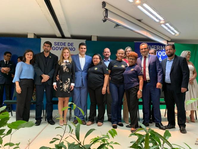 A emissão de documento oficial em tempo real à população de Santarém foi um dos serviços ofertados na abertura do programa “Governo Por Todo o Pará”, na manhã desta quarta-feira (20), que leva obras e serviços aos moradores do oeste paraense, ao longo desta semana.

FOTO: BRUNO MELLO / DIVULGAÇÃO
DATA: 20.03.2019
SANTARÉM - PARÁ <div class='credito_fotos'>Foto: Bruno Mello / Divulgação   |   <a href='/midias/2019/originais/f17bc84c-7721-4ff4-b19f-75dbe7cce1d6.jpg' download><i class='fa-solid fa-download'></i> Download</a></div>