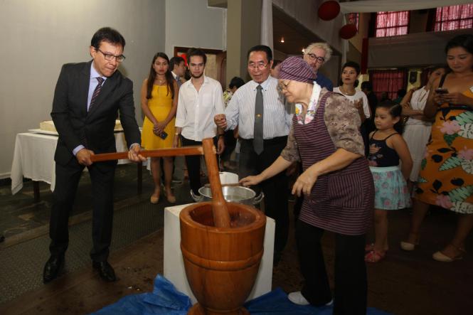 A comunidade nipo-brasileira do Pará comemorou a entrada de 2019 no auditório da Associação Pan-Amazônia Nipo-Brasileira, no domingo (6), em Belém. O evento deu início às homenagens aos 90 anos da imigração japonesa na Amazônia e contou com a presença do Governo do Estado. O chefe de gabinete, Luiziel Guedes (foto), esteve representando o governador Helder Barbalho.

FOTO: CARLOS SODRÉ / AG. PARÁ
DATA: 06.01.2019
BELÉM - PARÁ <div class='credito_fotos'>Foto: CARLOS SODRÉ / AG. PARÁ    |   <a href='/midias/2019/originais/f181a76e-1a33-4983-85f9-2d08b113218c.jpg' download><i class='fa-solid fa-download'></i> Download</a></div>