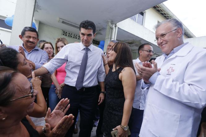 O governador do Estado, Helder Barbalho, participou do lançamento da Campanha Nacional de Vacinação contra Influenza, iniciada nesta quarta-feira (10) em todo o País, prosseguindo até 31 de maio. Acompanhado da primeira-dama, Daniela Barbalho, o governador esteve na Unidade Básica de Saúde (UBS) do bairro da Pedreira, em Belém, na tarde desta quarta-feira. Ele e a primeira-dama tomaram a vacina, aplicada pelo secretário de Estado de Saúde, o médico Alberto Beltrame.

FOTO : MARCELO SEABRA / AGÊNCIA PARÁ
DATA: 10.04.2019
BELÉM - PARÁ <div class='credito_fotos'>Foto: Marcelo Seabra / Ag. Pará   |   <a href='/midias/2019/originais/f1981fba-3fdd-4ca2-9132-ba9f969bbc9e.jpg' download><i class='fa-solid fa-download'></i> Download</a></div>