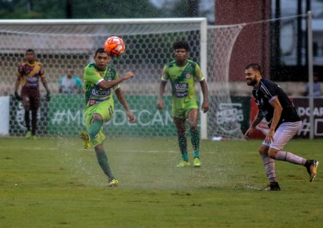 Mais de 10 mil pessoas fizeram a festa no primeiro jogo da final do Campeonato Paraense de 2019, o “Banparazão”. Mesmo com a chuva, a partida entre as equipes do Independente e do Clube do Remo foi um belo espetáculo para todos que compareceram ao Estádio Olímpico do Pará, o Mangueirão, neste domingo (14). O Galo Elétrico levou a melhor com o placar de 1 a 0.

FOTO: RICARDO AMANAJÁS / AGÊNCIA PARÁ
DATA: 15.04.2019
BELÉM - PARÁ <div class='credito_fotos'>Foto: Ricardo Amanajás / Ag. Pará   |   <a href='/midias/2019/originais/f19a5d5c-fe15-4f0f-927c-bb1a0938d6b2.jpg' download><i class='fa-solid fa-download'></i> Download</a></div>