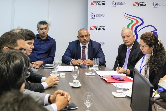 Uma reunião realizada na manhã desta quarta-feira (13), entre dirigentes da Superintendência do Sistema Penitenciário do Estado (Susipe) e representantes da Polícia Federal (PF), discutiu o planejamento para a implementação da coleta biométrica de presos no Pará. Mais de 19 mil presos no Pará devem ser inseridos em um banco de dados com as informações digitais.

FOTO: ASCOM / SUSIPE
DATA: 14.03.2019
BELÉM - PA <div class='credito_fotos'>Foto: ASCOM / SUSIPE   |   <a href='/midias/2019/originais/f19bad4e-884b-4391-a5c3-0fca6d70e62d.jpg' download><i class='fa-solid fa-download'></i> Download</a></div>