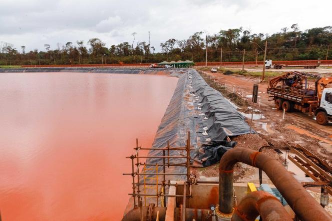 Equipes da Secretaria de Meio Ambiente e Sustentabilidade (Semas) vistoriaram, em Barcarena, a refinaria Alunorte - Alumina Norte do Brasil S.A, nesta sexta-feira (5). A visita técnica foi em caráter extraordinário após a forte chuva de ontem no município.

FOTO: FERNANDO ARAÚJO / AGÊNCIA PARÁ
DATA: 05.04.20189
BARCARENA - PARÁ <div class='credito_fotos'>Foto: Fernando Araújo/Ag. Pará   |   <a href='/midias/2019/originais/f1bd9f42-998b-4827-89ee-34bfee30407c.jpg' download><i class='fa-solid fa-download'></i> Download</a></div>