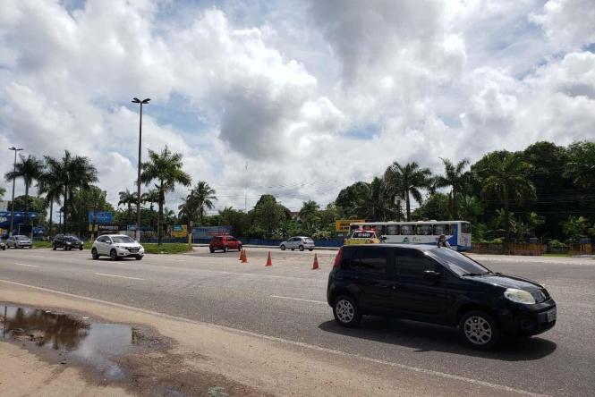 O Departamento de Trânsito do Estado realizou na madrugada desta
sexta-feira (18), o fechamento dos dois retornos existentes nos
quilômetros 4 e 6  da BR-316, em Ananindeua. Os agentes de
fiscalização do Detran iniciaram  os trabalhos de bloqueio às 22h
desta quinta-feira e finalizaram 4h da madrugada de hoje.

Foto: Ascom/Detran/Pa
Data: 18.01.2019
Belém - Pa <div class='credito_fotos'>Foto: ASCOM DETRAN   |   <a href='/midias/2019/originais/f1be03c1-1fc8-48b1-b383-8b0734aeae47.jpg' download><i class='fa-solid fa-download'></i> Download</a></div>