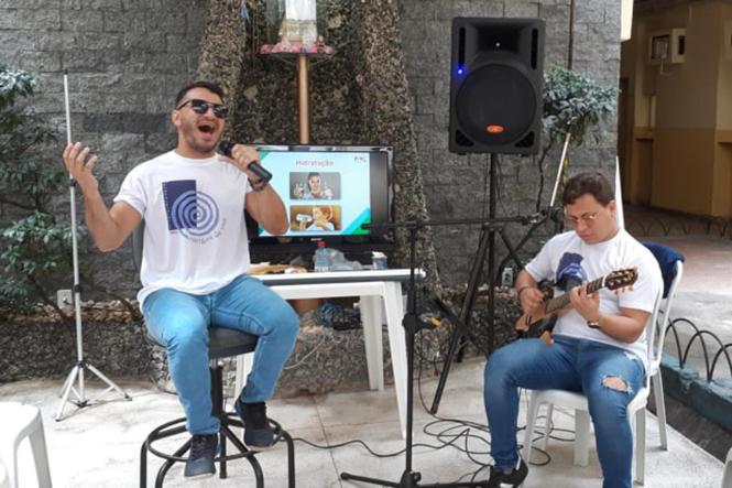 Este ano, o Dia Mundial da Voz, celebrado nesta terça-feira (16), tem como garoto propaganda o ator Lázaro Ramos e traz o tema "Minha voz, minha identidade”. Em alusão à data, a Divisão de Fonoaudiologia do Hospital Ophir Loyola realizará até às 16h de hoje, no jardim interno do hospital, uma ação com o objetivo de alertar sobre a importância e os cuidados com a voz, além de orientar sobre a prevenção do câncer de laringe.

FOTO: ASCOM / OPHIR LOYOLA
DATA: 16.04.2019
BELÉM - PARÁ <div class='credito_fotos'>Foto:  Ascom / Ophir Loyola   |   <a href='/midias/2019/originais/f1c3ac2c-bcfb-45dc-bf24-7745e2acd0da.jpg' download><i class='fa-solid fa-download'></i> Download</a></div>