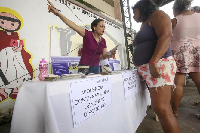 A Secretária de Saúde do Estado do Pará realizou, na manhã deste sábado (16), um evento voltado à comunidade do bairro da Terra Firme, em Belém. A ação social fez parte da programação da campanha Março Lilás, promovida pela Sespa durante este mês, no intuito de conscientizar mulheres sobre a prevenção do câncer de colo de útero.

FOTO: WAGNER SANTANA / AGÊNCIA PARÁ
DATA: 16.03.2019
BELÉM - PA
 <div class='credito_fotos'>Foto: Wagner Santana / Ag. Pará   |   <a href='/midias/2019/originais/f1ff6dbc-047d-4eeb-86e5-1a7e2607df18.jpg' download><i class='fa-solid fa-download'></i> Download</a></div>