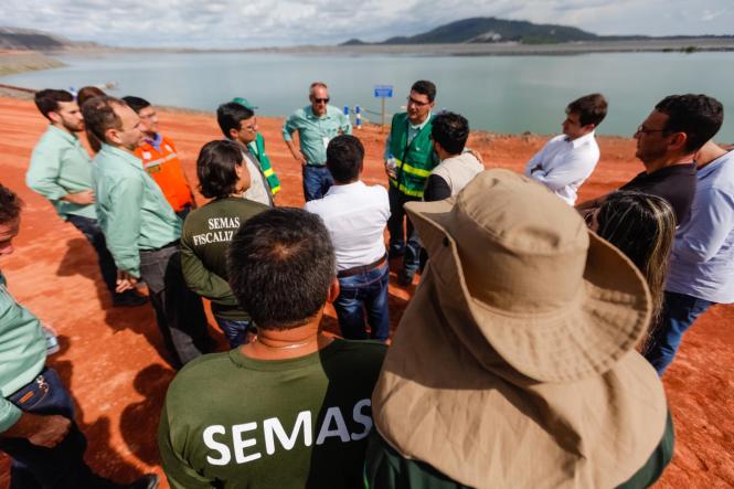 O titular da Secretaria Estadual de Meio Ambiente e Sustentabilidade (Semas), Mauro O´de Almeida, acompanhou nesta quarta (13) e quinta-feira (14) a vistoria de técnicos da Semas às barragens da Mina Sossego, em Canaã dos Carajás. A Defesa Civil Estadual, representada pelo Tenente Coronel Jayme Benjó, também integra a equipe, como participante do Grupo de Trabalho de Segurança em Barragens criado pelo governo do estado. 

FOTO: MAYCON NUNES / AGÊNCIA PARÁ
DATA: 13.03.2019
CANAÃ DOS CARAJÁS - PA <div class='credito_fotos'>Foto: Maycon Nunes / Ag. Pará   |   <a href='/midias/2019/originais/f2079155-79b2-4344-8d7e-8f8647302bfb.jpg' download><i class='fa-solid fa-download'></i> Download</a></div>