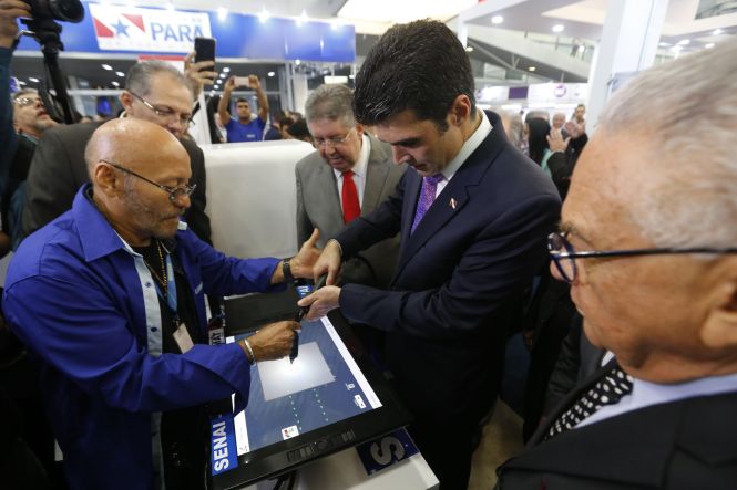 Homenageado com a medalha do Mérito Industrial Simão Miguel Bitar durante a abertura da 14ª edição da Feira da Indústria do Pará (Fipa), nesta quarta-feira (15), no Hangar - Centro de Convenções, o governador Helder Barbalho anunciou, à ocasião, ações que devem modificar o cenário econômico do Estado a longo prazo. 

FOTO: MARCELO SEABRA/ AG. PARÁ
DATA: 15.05.2019
BELÉM - PARÁ <div class='credito_fotos'>Foto: Marcelo Seabra / Ag. Pará   |   <a href='/midias/2019/originais/f22b36ce-9016-463e-afe2-53f4dcc4f8be.jpg' download><i class='fa-solid fa-download'></i> Download</a></div>