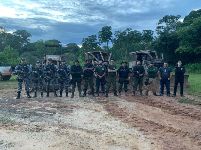 Uma operação de combate ao desmatamento ilegal e à exploração ilegal de madeira resultou na apreensão de 70 m³ de madeira explorada ilegalmente. As ações de fiscalização contaram com o apoio do Batalhão de Polícia Ambiental (BPA) e foram realizadas durante todo o mês de abril pela Secretaria de Meio Ambiente e Sustentabilidade (Semas), nos municípios de Ipixuna do Pará, Paragominas e Tomé-Açu, no nordeste paraense.

FOTO: ASCOM / SEMAS
DATA: 08.05.2019
BELÉM - PARÁ <div class='credito_fotos'>Foto: ASCOM SEMAS   |   <a href='/midias/2019/originais/f24f6496-4bff-48ab-ad57-226973e20064.jpg' download><i class='fa-solid fa-download'></i> Download</a></div>