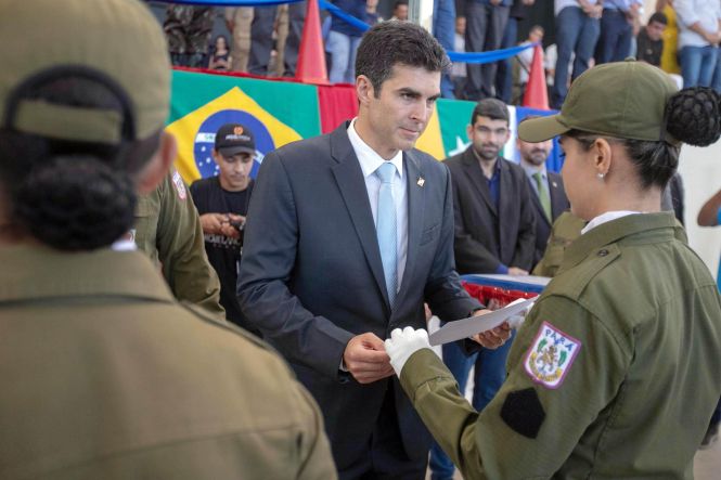 Durante dois dias, a cidade de Marabá, no Sudeste do Estado, esteve, mais uma vez, em destaque. A cidade sediou o I Encontro Regional de Educação e entregou a população 100 policiais militares, que a partir de hoje reforçarão a segurança do Estado. Nesta sexta-feira (03), no Centro de Convenções, ocorreu o encerramento do encontro e a solenidade de formatura dos novos soldados, que contou com a participação do governador do Estado, Helder Barbalho.

FOTO: MARCO SANTOS / AGÊNCIA PARÁ
DATA: 03.05.2019
BELÉM - PARÁ



 <div class='credito_fotos'>Foto: Marco Santos / Ag. Pará   |   <a href='/midias/2019/originais/f2693f66-9032-4d8a-a0b6-95d999b66ef0.jpg' download><i class='fa-solid fa-download'></i> Download</a></div>