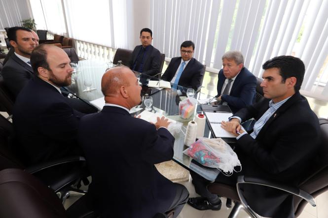 A Jari Celulose, empresa presente há quase 50 anos no Pará, planeja ampliar os seus investimentos no Estado e gerar mais quatro mil empregos diretos, além dos três mil atuais, num prazo de sete a dez anos. Para isso, no entanto, precisa contar com o apoio do Governo do Estado, sobretudo no que se refere à segurança jurídica dos empreendimentos. O presidente do Grupo Orsa e controlador da Jari Celulose, Sérgio Amoroso, reuniu-se, na tarde desta quarta-feira (13), com o governador Helder Barbalho e secretários de Estado de Meio Ambiente, Mauro Ó de Almeida; de Desenvolvimento Econômico, Mineração e Energia, Iran Lima, além do presidente do Instituto de Terras do Pará, Bruno Kono, no Palácio do Governo, para tratar dessas questões e buscar o suporte pretendido. 

FOTO: MARCO SANTOS / AG. PARÁ
DATA: 13.02.2019
BELÉM - PARÁ <div class='credito_fotos'>Foto: Marco Santos / Ag. Pará   |   <a href='/midias/2019/originais/f2dbcf11-b232-4e1a-a91a-dd7ab0923138.jpg' download><i class='fa-solid fa-download'></i> Download</a></div>