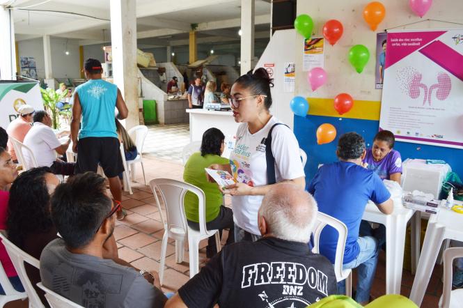 Profissionais do Hospital Regional do Baixo Amazonas (HRBA), em Santarém (PA), realizaram uma grande ação na área do Mercadão 2000 em alusão ao Dia mundial do Rim, celebrado na quinta-feira, 14 de março. Mais de 450 pessoas foram beneficiadas com consultas médicas, aferições de pressão arterial, testes de glicemia, verificações do índice de massa corporal (IMC) e orientações sobre vida saudável e doações de órgãos e tecidos.

FOTO: ASCOM / HRBA
DATA: 15.03.2019
SANTARÉM - PARÁ <div class='credito_fotos'>Foto: Ascom / HRBA   |   <a href='/midias/2019/originais/f2e3b5f5-4938-44f3-bf3d-06691227a2b7.jpg' download><i class='fa-solid fa-download'></i> Download</a></div>