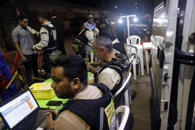 O Departamento de Trânsito do Estado inicia neste sábado (26), durante o pré-carnaval da Cidade Velha, em Belém, o trabalho de fiscalização para inibir o desrespeito às regras quanto ao uso do som automotivo, pessoas dirigindo bêbadas e demais infrações que colocam em risco a segurança viária.

FOTO: ASCOM DETRAN
DATA: 25.01.2019
BELÉM - PARÁ <div class='credito_fotos'>Foto: ASCOM DETRAN   |   <a href='/midias/2019/originais/f2e924d8-083f-4335-8e22-0943a3fde0d0.jpg' download><i class='fa-solid fa-download'></i> Download</a></div>