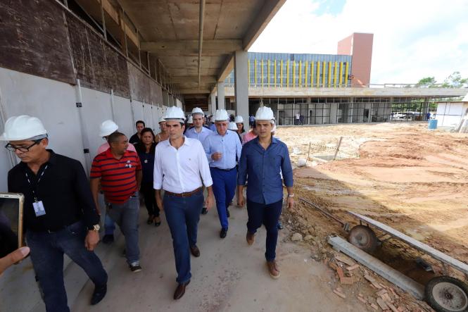 O governador Helder Barbalho vistoriou, nesta sexta-feira (25), as obras do Hospital Regional de Castanhal (HRC), e constatou que já foram investidos R$ 122 milhões em 60% da obra, mas que ainda faltam mais R$ 54 milhões para sua conclusão. Além disso, não foi comprado nenhum equipamento nem incluída previsão orçamentária para essa aquisição, que exigirá um investimento aproximado de R$ 50 milhões.

FOTO: MARCO SANTOS
DATA: 25.01.2019
CASTANHAL - PARÁ <div class='credito_fotos'>Foto: MARCO SANTOS   |   <a href='/midias/2019/originais/f2f1225a-ef18-4620-9106-3c82d4d6a523.jpg' download><i class='fa-solid fa-download'></i> Download</a></div>