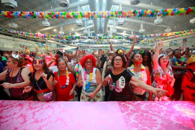 Cores, animação e muita alegria não faltaram na 19° edição do Baile Carnavalesco da Terceira Idade, realizado na quinta-feira (28), no Hangar - Centro de Convenções da Amazônia, em Belém. O evento, que é promovido pela Secretaria de Estado de Esporte e Lazer (Seel), por meio do programa Vida Ativa na Terceira Idade, reuniu cerca de quatro mil idosos de associações e entidades que atuam em ações voltadas para esse público. Uma das grandes atrações foi o concurso que escolheu a “Rainha das Rainhas” da melhor idade, o título deste ano ficou com a candidata Ângela Maria, de 64 anos.

FOTO: RICARDO AMANAJÁS / AGÊNCIA PARÁ
DATA: 28.02.2019
BELÉM - PARÁ <div class='credito_fotos'>Foto: Ricardo Amanajás / Ag. Pará   |   <a href='/midias/2019/originais/f2fb9d04-1987-4382-a87c-98037dfda0f5.jpg' download><i class='fa-solid fa-download'></i> Download</a></div>