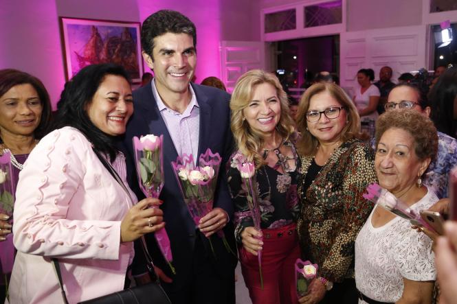 As mulheres paraenses contarão, durante todo o mês de março, com uma vasta programação promovida pelo Governo do Estado, voltada especificamente para elas. O programa “Mulher Paraense”, que reúne 85 iniciativas de órgãos estaduais em todas as regiões do Pará, pretende oferecer mais de sete mil atendimentos nas diferentes áreas de interesse do público feminino, como saúde, educação, oferta de crédito, empreendedorismo e garantia de direitos. O conjunto de ações integradas foi apresentado pelo governador do Estado, Helder Barbalho, no Palácio do Governo, na noite de sexta-feira (8), quando se comemorou o Dia Internacional da Mulher.

FOTO: MARCELO SEABRA / AGÊNCIA PARÁ
DATA: 09.03.2019
BELÉM - PARÁ <div class='credito_fotos'>Foto: Marcelo Seabra / Ag. Pará   |   <a href='/midias/2019/originais/f30b407b-4696-4edc-87d9-1b537c53c73f.jpg' download><i class='fa-solid fa-download'></i> Download</a></div>