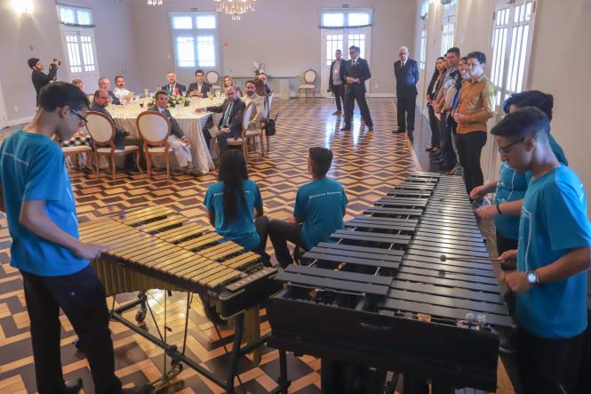 Possíveis parcerias entre os governos do Pará e do Canadá, sobretudo na área de logística, foram tratadas pelo governador Helder Barbalho com o embaixador canadense, Riccardo Savonne, no início da tarde desta segunda-feira (15), no Palácio do Governo, em Belém. Em visita oficial ao Pará, o embaixador foi recebido pelo governador, acompanhado da primeira-dama, Daniela Barbalho; do vice-governador, Lúcio Vale, e sua esposa, Andrea Vale.

FOTO: MARCO SANTOS / AGÊNCIA PARÁ
DATA: 15.04.2019
BELÉM - PA <div class='credito_fotos'>Foto: Marco Santos / Ag. Pará   |   <a href='/midias/2019/originais/f31d4640-23c0-4f95-b926-76c7567ca075.jpg' download><i class='fa-solid fa-download'></i> Download</a></div>