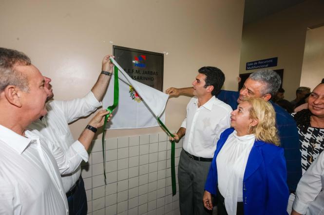 O Governo do Estado, por meio da Secretaria de Estado de Educação (Seduc), entregou mais uma escola totalmente reformada e ampliada para melhor comodidade de professores e alunos. Com mais de 1 mil alunos matriculados nos três turnos, a Escola Estadual de Ensino Fundamental e Médio Jarbas Passarinho, em Belém, iniciou o ano letivo com a entrega da obra de reforma e ampliação de todo o complexo da instituição. A reinauguração do espaço aconteceu na manhã de hoje, 21, com a presença do governador Helder Barbalho, do vice-governador Lúcio Vale, da secretária de educação, professora Leila Freire e de diversas autoridades.

FOTO: WAGNER SANTANA AGÊNCIA / PARÁ
DATA: 21.02.2019
BELÉM - PA <div class='credito_fotos'>Foto: Wagner Santana / Ag. Pará   |   <a href='/midias/2019/originais/f3393b91-6604-4cfd-801a-c443af12381e.jpg' download><i class='fa-solid fa-download'></i> Download</a></div>