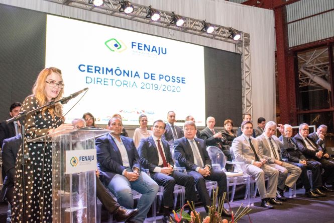 Empenho e esforço conjunto para facilitar e desburocratizar cada vez mais a atividade empreendedora no Estado do Pará rumo à total retomada da confiança na Economia. Esse foi o compromisso anunciado pela presidente da Junta Comercial do Estado do Pará (Jucepa), Cilene Sabino, em seu discurso de posse como presidente da Federação Nacional das Juntas Comerciais (Fenaju), em solenidade na noite desta quinta-feira (16). Além dela, foram empossados os vice-presidentes das demais regiões, secretário geral e conselho fiscal.

Fenaju - Cerimônia de posse da diretoria 2019-2020 - 

FOTO: Fernando Sette / Divulgação
DATA: 17.05.2019
BELÉM - PARÁ <div class='credito_fotos'>Foto: Fernando Sette / Divulgação   |   <a href='/midias/2019/originais/f36d0575-6a36-41fd-bb8d-ad8d1716da58.jpg' download><i class='fa-solid fa-download'></i> Download</a></div>
