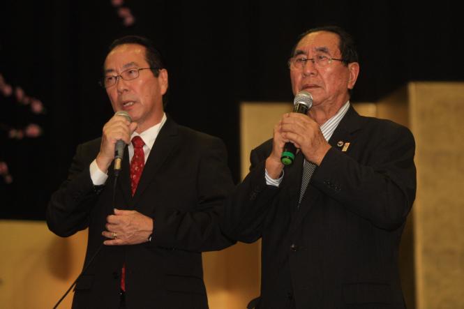 A comunidade nipo-brasileira do Pará comemorou a entrada de 2019 no auditório da Associação Pan-Amazônia Nipo-Brasileira, no domingo (6), em Belém. O evento deu início às homenagens aos 90 anos da imigração japonesa na Amazônia e contou com a presença do Governo do Estado. O chefe de gabinete, Luiziel Guedes, esteve representando o governador Helder Barbalho. Na foto, o presidente da Associação Pan Amazônia Nipo-Brasileira, Dr. Yuji Ikuta (e) e o vice-presidente da Câmara de Comércio e Indústria Nipo- Brasileira do Pará, Shoji Yamanaka.

FOTO: CARLOS SODRÉ / AG. PARÁ
DATA: 06.01.2019
BELÉM - PARÁ <div class='credito_fotos'>Foto: CARLOS SODRÉ / AG. PARÁ    |   <a href='/midias/2019/originais/f3a7d486-4143-43c0-842c-0786da91af6c.jpg' download><i class='fa-solid fa-download'></i> Download</a></div>