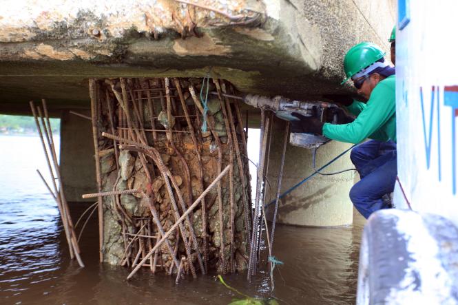 A Secretaria de Estado de Transportes (Setran) iniciou, nesta quarta-feira (6), a manutenção preventiva da ponte Rio Guamá, situada na Alça Viária (PA-483). A estrutura é a última do complexo de quatro de pontes no sentido Moju-Belém, capital do estado do Pará.

FOTO: MAYCON NUNES / AG. PARÁ
DATA: 06.02.2019
MOJU - PARÁ <div class='credito_fotos'>Foto: Maycon Nunes / Ag. Pará   |   <a href='/midias/2019/originais/f422d5bf-f626-4f66-92da-f0fad6ff8b54.jpg' download><i class='fa-solid fa-download'></i> Download</a></div>