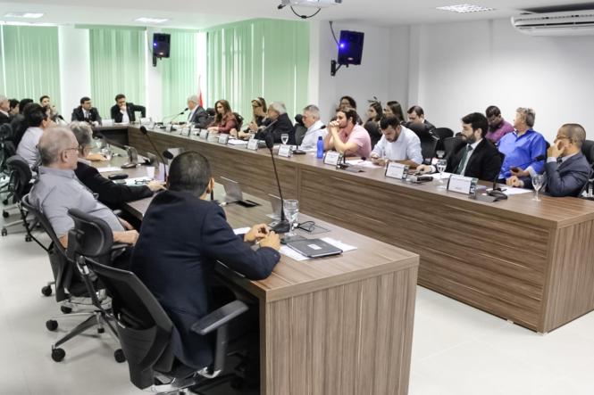 A edição extra do Diário Oficial do Estado, desta sexta-feira (12), publica a Resolução nº 146, de 11 de Abril de 2019 do Conselho Estadual de Meio Ambiente (Coema). O texto dispõe sobre o licenciamento emergencial em ações de restabelecimento de serviços essenciais em casos de calamidade pública e situação de emergência. As ações, que envolvem obras de infraestrutura e civis, para a recuperação de direitos básicos dos paraenses, facilitarão o andamento das obras emergenciais necessárias após o desabamento da ponte do rio Moju.

FOTO: ASCOM / SEMAS
DATA: 12.04.2019
BELÉM - PA <div class='credito_fotos'>Foto: ASCOM / SEMAS   |   <a href='/midias/2019/originais/f430959b-d0dd-45d7-afd1-2684a039dec1.jpg' download><i class='fa-solid fa-download'></i> Download</a></div>