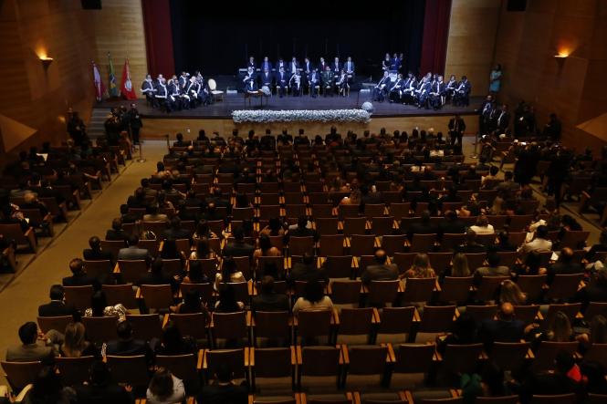 Parceria e apoio ao fortalecimento das mais diversas instituições em prol do desenvolvimento do Governo do Estado. Esta foi a tônica das mensagens ditas pelo governador Helder Barbalho na noite da quarta-feira (11), ao participar da cerimônia de posse do Procurador Geral de Justiça do Ministério Público do Estado do Pará (MP-PA), Gilberto Martins, no teatro Maria Sylvia Nunes.

FOTO: MARCELO SEABRA / AGÊNCIA PARÁ
DATA: 11.04.2019
BELÉM - PARÁ <div class='credito_fotos'>Foto: Marcelo Seabra / Ag. Pará   |   <a href='/midias/2019/originais/f431339e-f3a9-43aa-8d12-0b7553591881.jpg' download><i class='fa-solid fa-download'></i> Download</a></div>