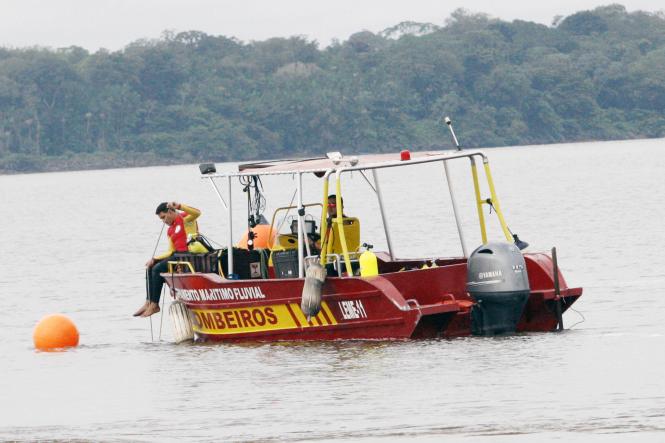 Desde as primeiras horas da manhã desta segunda-feira (8), agentes do Departamento de Trânsito do Estado do Pará (Detran), estão na Rodovia PA-483 (Alça Viária), em frente ao trevo que dá acesso ao município de Acará, próximo à ponte do Rio Moju, sinalizando a área e orientando motoristas que trafegam pelo local. As ações fazem parte do planejamento estratégico posto em prática pelo Governo do Pará, a fim de reduzir os danos causados pela queda de parte da ponte do Rio Moju, no último sábado (6). As ações são realizadas no local do acidente e nas rotas alternativas que possam permitir, com segurança, o fluxo de pessoas e veículos.

FOTO: FERNANDO ARAÚJO / AGÊNCIA PARÁ
DATA: 07.04.2019
MOJU - PA <div class='credito_fotos'>Foto: Fernando Araújo/Ag. Pará   |   <a href='/midias/2019/originais/f47a8af6-53e2-4652-86e6-7e1fdfa49b25.jpg' download><i class='fa-solid fa-download'></i> Download</a></div>