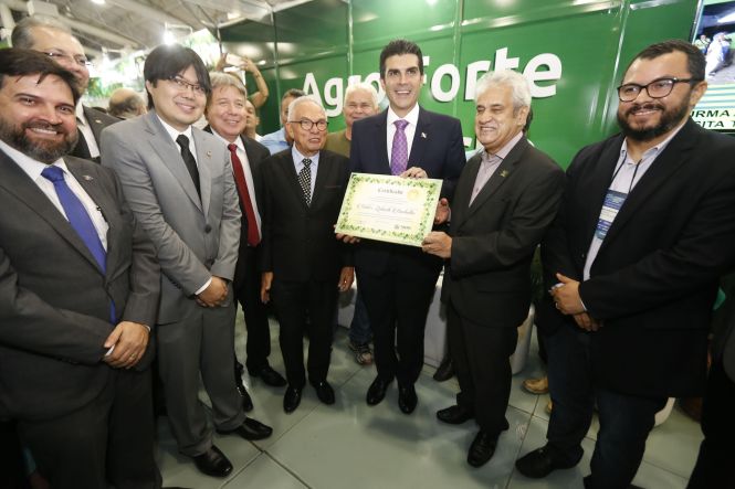Homenageado com a medalha do Mérito Industrial Simão Miguel Bitar durante a abertura da 14ª edição da Feira da Indústria do Pará (Fipa), nesta quarta-feira (15), no Hangar - Centro de Convenções, o governador Helder Barbalho anunciou, à ocasião, ações que devem modificar o cenário econômico do Estado a longo prazo. 

FOTO: MARCELO SEABRA/ AG. PARÁ
DATA: 15.05.2019
BELÉM - PARÁ <div class='credito_fotos'>Foto: Marcelo Seabra / Ag. Pará   |   <a href='/midias/2019/originais/f4adb798-a1b0-46a7-aa28-ff8a579efbf1.jpg' download><i class='fa-solid fa-download'></i> Download</a></div>