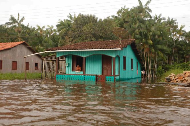 As intensas chuvas castigaram alguns municípios paraenses nestes primeiros meses do ano e as previsões de abril não mudam esse quadro. O volume de chuva no Pará deve seguir alto, inclusive acima da média histórica em algumas regiões. Por conta disso, a Defesa Civil Estadual vem realizando um trabalho estratégico que busca capacitar agentes e alertar e auxiliar a população para diminuir os efeitos causados nas situações mais alarmantes.

FOTO: MAYCON NUNES / AGÊNCIA PARÁ
DATA: 05.04.2019
BELÉM - PA <div class='credito_fotos'>Foto: Maycon Nunes / Ag. Pará   |   <a href='/midias/2019/originais/f4c0b1f2-b292-4083-9874-430735f99c5f.jpg' download><i class='fa-solid fa-download'></i> Download</a></div>