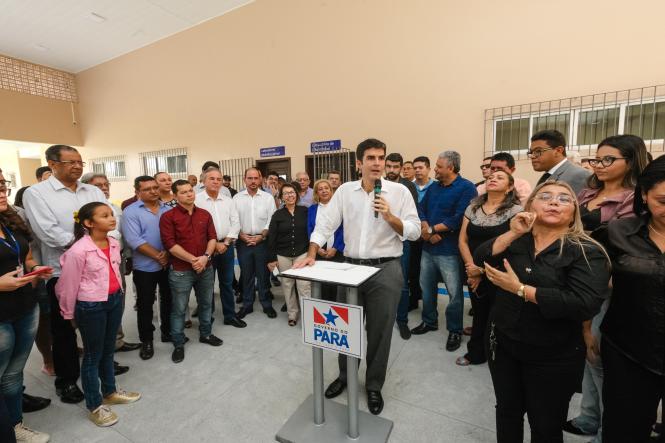 O Governo do Estado, por meio da Secretaria de Estado de Educação (Seduc), entregou mais uma escola totalmente reformada e ampliada para melhor comodidade de professores e alunos. Com mais de 1 mil alunos matriculados nos três turnos, a Escola Estadual de Ensino Fundamental e Médio Jarbas Passarinho, em Belém, iniciou o ano letivo com a entrega da obra de reforma e ampliação de todo o complexo da instituição. A reinauguração do espaço aconteceu na manhã de hoje, 21, com a presença do governador Helder Barbalho, do vice-governador Lúcio Vale, da secretária de educação, professora Leila Freire e de diversas autoridades.

FOTO: WAGNER SANTANA AGÊNCIA / PARÁ
DATA: 21.02.2019
BELÉM - PA <div class='credito_fotos'>Foto: Wagner Santana / Ag. Pará   |   <a href='/midias/2019/originais/f4c72095-c902-43c4-9e3c-48b05932e58b.jpg' download><i class='fa-solid fa-download'></i> Download</a></div>
