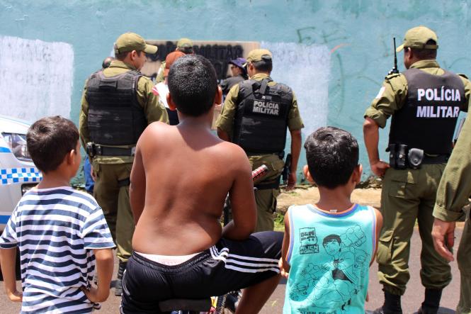 Órgãos de segurança pública estaduais e municipais iniciaram, nesta segunda-feira (11), a Operação Tolerância Zero. O objetivo é remover pichações feitas por facções criminosas nos muros de bairros localizados na área da Grande Belém.

FOTO: ASCOM PM-PA
DATA: 11.02.2019
BELÉM - PARÁ <div class='credito_fotos'>Foto: Ascom PMPA   |   <a href='/midias/2019/originais/f4ca5a75-52e5-4c2e-a65e-98dcfcd9f7af.jpg' download><i class='fa-solid fa-download'></i> Download</a></div>