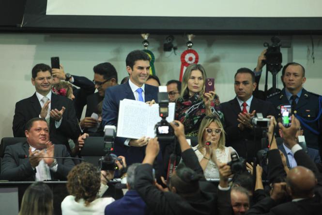 Helder Barbalho (foto) tomou posse como governador do estado do Pará para o quadriênio 2019-2022, ao lado do vice, Lúcio Vale. A sessão solene ocorreu na manhã desta terça-feira (1°), em Belém, no plenário Newton Miranda, da Assembleia Legislativa do Pará (Alepa), e contou com a participação de deputados estaduais e federais, prefeitos, vereadores, secretários escolhidos para compor o novo governo, bem como demais autoridades locais e lideranças dos mais diversos setores. Compuseram a mesa solene, a presidente em exercício da Alepa, a deputada estadual Cilene Couto, o Desembargador do Tribunal de Justiça do Estado do Pará, José Maria Teixeira do Rosário, o senador da República Jader Barbalho, a deputada federal Elcione Barbalho, o vice-prefeito de Belém, Orlando Reis, a presidente do Tribunal de Contas do Estado do Pará, conselheira Lourdes Lima, e o quarto secretário da mesa diretora da Alepa, deputado Soldado Tércio.

FOTO: THIAGO GOMES / AG. PARÁ
DATA: 01.01.2019
BELÉM - PARÁ <div class='credito_fotos'>Foto: Thiago Gomes /Ag. Pará   |   <a href='/midias/2019/originais/f4ccac57-d7b3-4558-bf7a-b68e5ae05f97.jpg' download><i class='fa-solid fa-download'></i> Download</a></div>