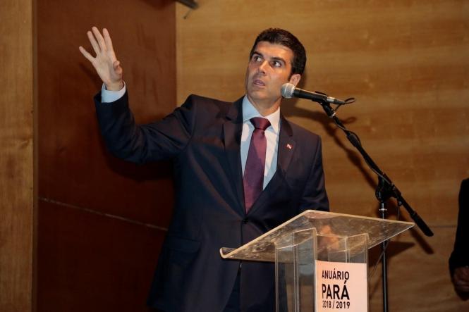 Durante a próxima missão do Programa Governo por Todo o Pará, que percorre Marabá e região entre os dias 2 e 5 de abril, será publicado o decreto permitindo a isenção de ICMS em 17% para a operação de ferro-gusa. A medida, que deve promover a abertura de 7 a 10 mil empregos imediatos, foi anunciada por Helder Barbalho durante o lançamento da 9ª edição do Anuário do Pará, na noite desta segunda-feira, 25, no teatro Maria Sylvia Nunes da Estação das Docas. 

FOTO: RICARDO AMANAJÁS / AGÊNCIA PARÁ
DATA: 26.03.2019
BELÉM - PARÁ <div class='credito_fotos'>Foto: Ricardo Amanajás / Ag. Pará   |   <a href='/midias/2019/originais/f503f28a-f598-4b10-8154-b47edb0a2e5f.jpg' download><i class='fa-solid fa-download'></i> Download</a></div>