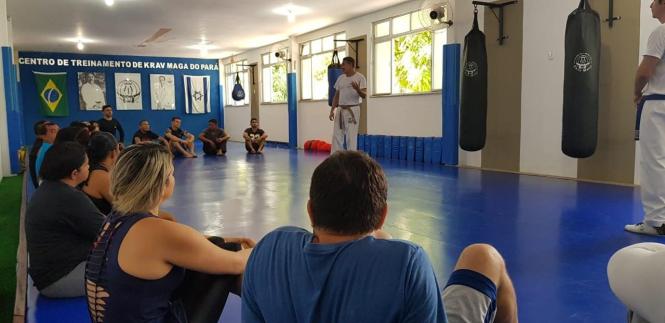 Um grupo de mais de 40 agentes penitenciários da Superintendência do Sistema Penitenciário do Estado (Susipe) participou, nesta quarta-feira (3), de uma oficina de defesa pessoal “Krav Maga”. A iniciativa é da Coordenadoria de Assistência e Valorização do Servidor (Cavs), com o objetivo de preparar os servidores para situações de crises nas unidades penais.
FOTO: ASCOM / SUSIPE
DATA: 03.04.2019
BELÉM - PARÁ <div class='credito_fotos'>Foto: ASCOM SUSIPE   |   <a href='/midias/2019/originais/f5383dbb-8bb8-4f44-8be1-83b9ecff3c4a.jpg' download><i class='fa-solid fa-download'></i> Download</a></div>