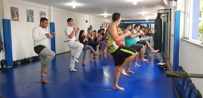 Um grupo de mais de 40 agentes penitenciários da Superintendência do Sistema Penitenciário do Estado (Susipe) participou, nesta quarta-feira (3), de uma oficina de defesa pessoal “Krav Maga”. A iniciativa é da Coordenadoria de Assistência e Valorização do Servidor (Cavs), com o objetivo de preparar os servidores para situações de crises nas unidades penais.
FOTO: ASCOM / SUSIPE
DATA: 03.04.2019
BELÉM - PARÁ <div class='credito_fotos'>Foto: ASCOM SUSIPE   |   <a href='/midias/2019/originais/f53f015a-a025-4ac9-93b1-bfcf8f0cefe9.jpg' download><i class='fa-solid fa-download'></i> Download</a></div>