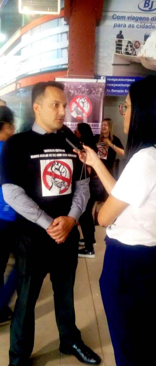 Quem passou pelos terminais hidroviário e rodoviário da capital, na segunda-feira (28), recebeu orientações sobre como identificar e agir diante de uma situação análoga a escravidão. A ação integrou a programação alusiva ao Dia Nacional de Combate ao Trabalho Escravo, promovida pela Comissão Estadual para Erradicação do Trabalho Escravo (Coetrae-PA), colegiado presidido pela Secretaria de Justiça e Direitos Humanos (Sejudh).

FOTO: WAGNER ALMEIDA / Ascom Sejudh
DATA: 29.01.2019
BELÉM - PARÁ <div class='credito_fotos'>Foto: Wagner Almeida/ Ascom Sejudh   |   <a href='/midias/2019/originais/f5500998-f7a3-4046-a21c-a47aa35330c0.jpg' download><i class='fa-solid fa-download'></i> Download</a></div>