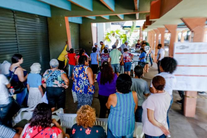 Com o objetivo de incentivar o consumo do pescado e não deixar faltar o alimento no período onde católicos não ingerem carne vermelha, começou nesta quarta-feira (17), a Feira do Pescado 2019, promovida pela Secretaria Estadual de Desenvolvimento Agropecuário e da Pesca (Sedap). O evento acontece, simultâneamente, em oito pontos da região metropolitana (sendo seis em Belém, um em Ananindeua e outro em Marituba) e em outros 47 municípios do interior paraense, em parceria com as respectivas prefeituras.

FOTO: MAYCON NUNES / AGÊNCIA PARÁ
DATA: 17.04.2019
BELÉM - PARÁ <div class='credito_fotos'>Foto: Maycon Nunes / Ag. Pará   |   <a href='/midias/2019/originais/f580803f-988e-4c21-b554-20d24780831e.jpg' download><i class='fa-solid fa-download'></i> Download</a></div>