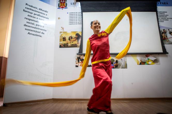 A China e o Brasil são países multiculturais que, juntos, podem prospectar possibilidades inéditas de pesquisa, ensino, cultura e extensão. A partir dessa ótica, o Instituto Confúcio, em parceria com a Universidade do Estado do Pará (Uepa), realizou a 3a edição da Competição de Proficiência em Língua e Cultura Chinesa nesta sexta-feira (12), no auditório da reitoria da instituição de ensino superior.

FOTO: NAILANA THIELY / ASCOM UEPA
DATA: 12.04.19
BELÉM - PARÁ <div class='credito_fotos'>Foto: Nailana Thiely / Ascom Uepa   |   <a href='/midias/2019/originais/f5827659-ed3d-4879-89ed-35674160da73.jpg' download><i class='fa-solid fa-download'></i> Download</a></div>