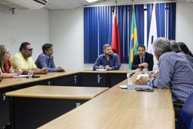 Na manhã de hoje, a Companhia de Saneamento do Pará (Cosanpa) e a Secretaria de Estado de Desenvolvimento Urbano e Obras Públicas (Sedop) receberam uma comissão da prefeitura de São Francisco do Pará para discutir o abastecimento de água no município.

FOTO: ASCOM / COSANPA
DATA: 12.03.2019
BELÉM -PA <div class='credito_fotos'>Foto: ASCOM / COSANPA   |   <a href='/midias/2019/originais/f5a90ee0-9713-4d62-87d3-880371f24cc4.jpg' download><i class='fa-solid fa-download'></i> Download</a></div>