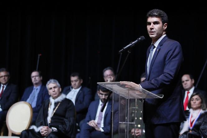 Parceria e apoio ao fortalecimento das mais diversas instituições em prol do desenvolvimento do Governo do Estado. Esta foi a tônica das mensagens ditas pelo governador Helder Barbalho na noite da quarta-feira (11), ao participar da cerimônia de posse do Procurador Geral de Justiça do Ministério Público do Estado do Pará (MP-PA), Gilberto Martins, no teatro Maria Sylvia Nunes.

FOTO: MARCELO SEABRA / AGÊNCIA PARÁ
DATA: 11.04.2019
BELÉM - PARÁ <div class='credito_fotos'>Foto: Marcelo Seabra / Ag. Pará   |   <a href='/midias/2019/originais/f5c0b469-10cc-4db2-b144-367ad343f3e7.jpg' download><i class='fa-solid fa-download'></i> Download</a></div>